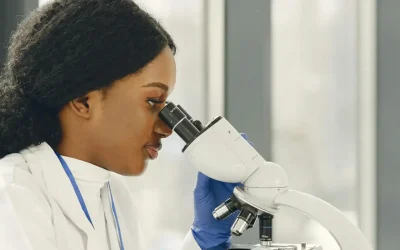 Cómo implementar la Norma ISO 15189:2022 en Laboratorios Clínicos y optimizar tus procesos